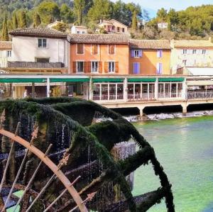 france/provence-alpes-cote-d-azur/fontaine-de-vaucluse