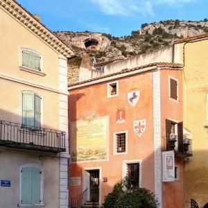 france/provence-alpes-cote-d-azur/fontaine-de-vaucluse/musee-bibliotheque-petrarque
