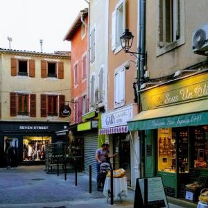 france/provence-alpes-cote-d-azur/l-isle-sur-la-sorgue/rue-de-la-republique