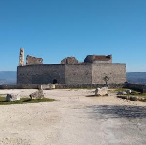 france/provence-alpes-cote-d-azur/lacoste/chateau