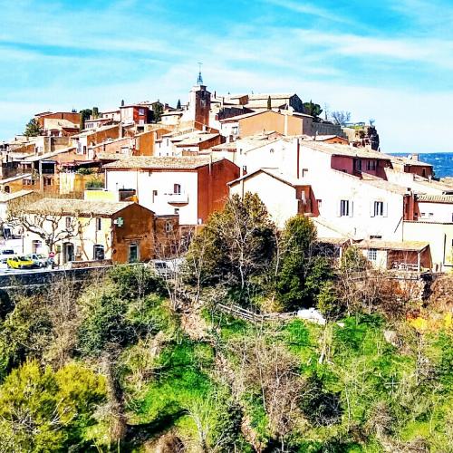 france/provence-alpes-cote-d-azur/roussillon/point-de-vue-sur-le-village-de-roussillon