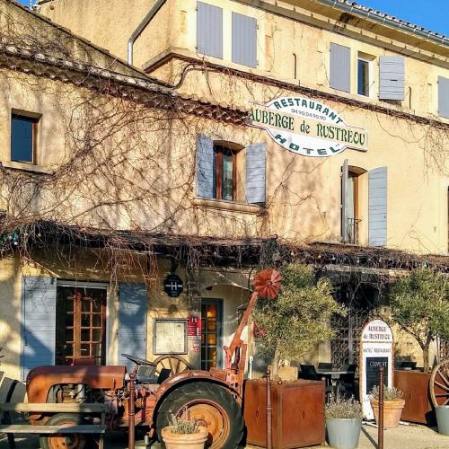 france/provence-alpes-cote-d-azur/rustrel/place-de-la-fete