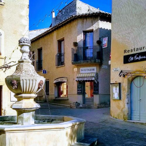 france/provence-alpes-cote-d-azur/venasque/place-de-la-fontaine