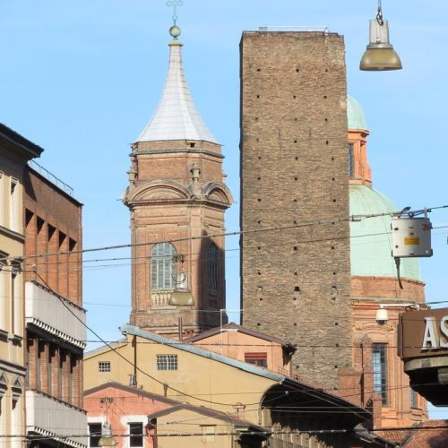 italia/bologna/due-torri-torre-asinelli-e-torre-garisenda