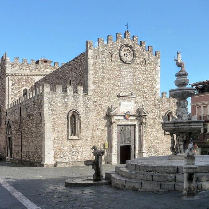 italia/taormina/duomo