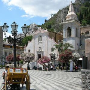 italia/taormina/piazza-ix-aprile