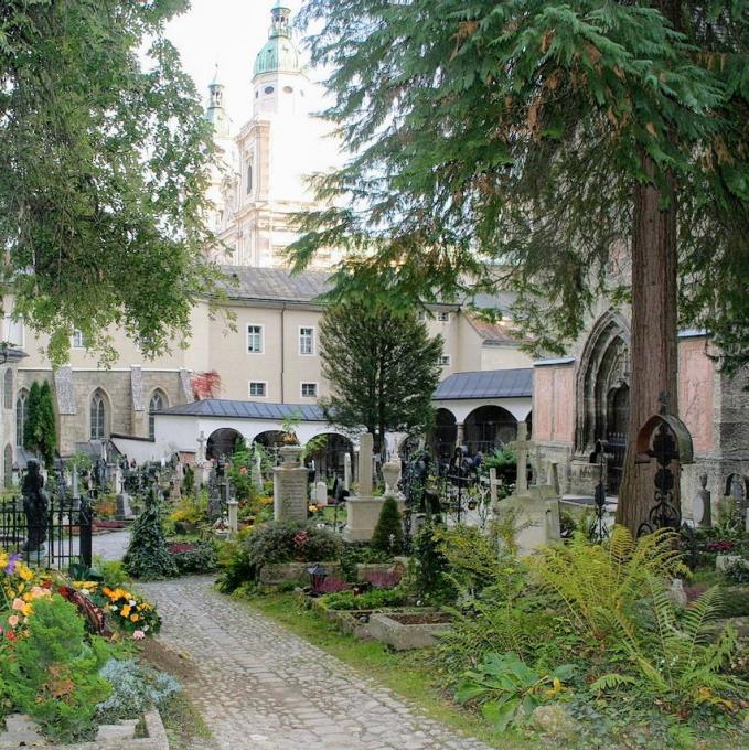 osterreich/salzburg/friedhof-stiftskirche-sankt-peter