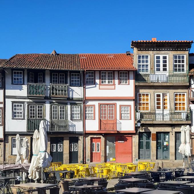 portugal/guimaraes/praca-de-sao-tiago