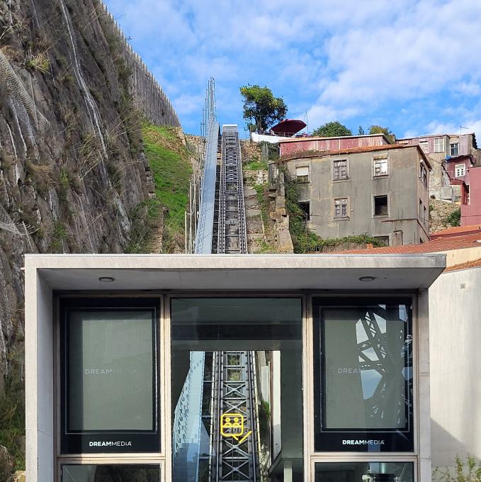 portugal/porto-portugal/funicular-dos-guindais