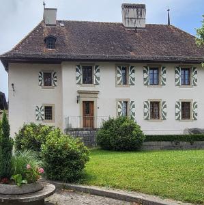 schweiz/bursins/ancien-prieure-chateau
