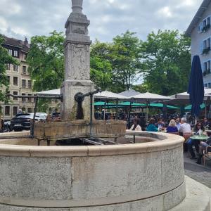 schweiz/geneve/place-du-bourg-de-four