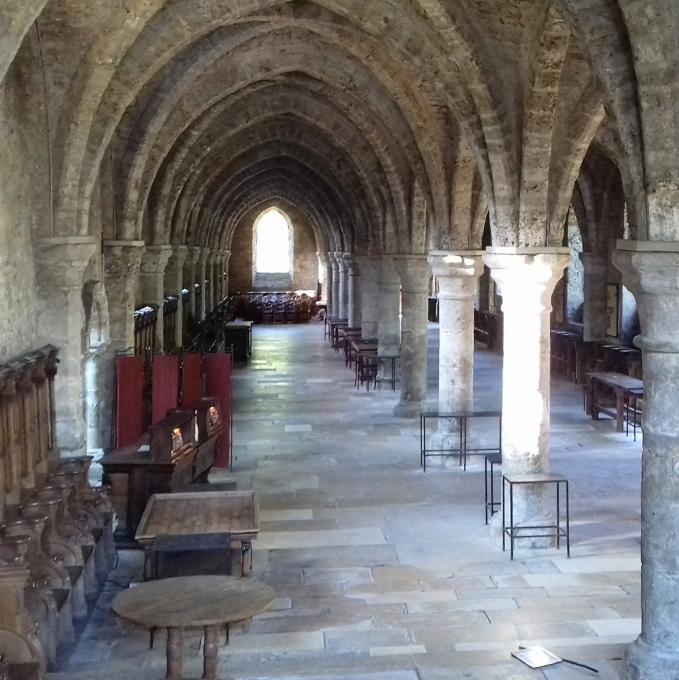 abbaye-des-vaux-de-cernay-salle-capitulaire-des-moines  