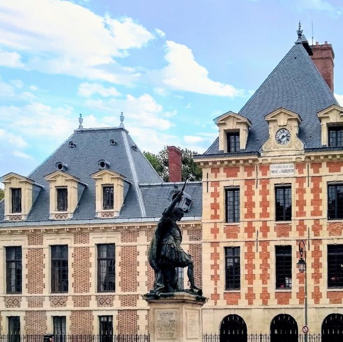 CharentonlePont Mairie Pavillon de Navarre. Présentation et avis des voyageurs.