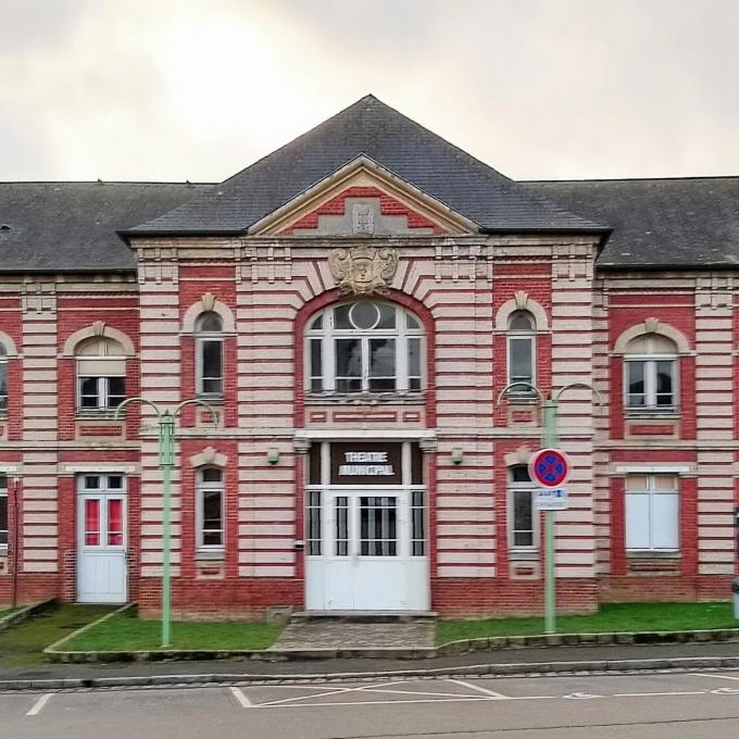 THÉÂTRE MUNICIPAL. Moins à la fête aujourd'hui qu'autrefois. (7)