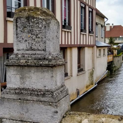 Piédestal de la Vierge dorée