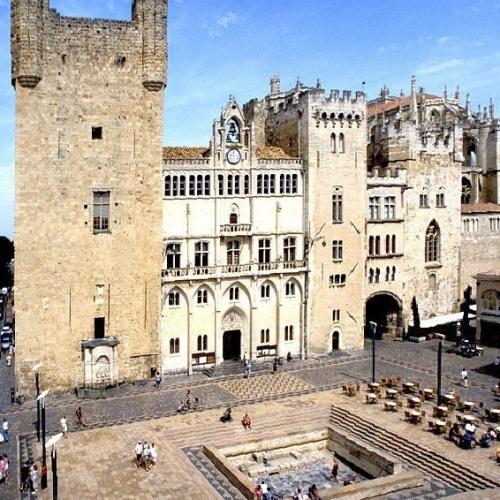 Narbonne Place de l'HôteldeVille. Présentation et avis des voyageurs.