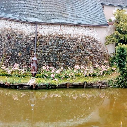 DOUVES. Vestiges du château dépecé. (5)