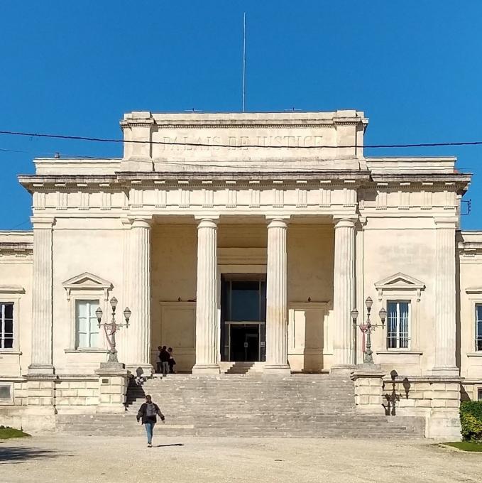PALAIS DE JUSTICE. À l'emplacement d'un ancien couvent. (6)