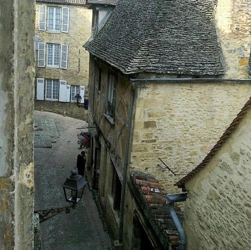 Rue Jean-Jacques Rousseau.